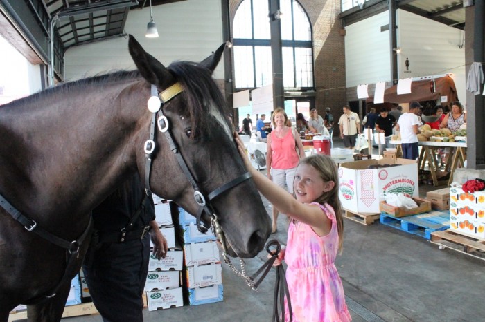 Detroit police let my niece pet their horse