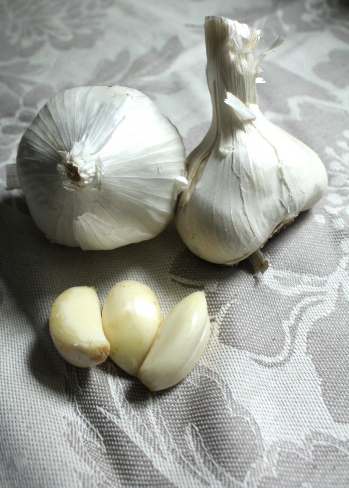 Garlic cloves and bulbs